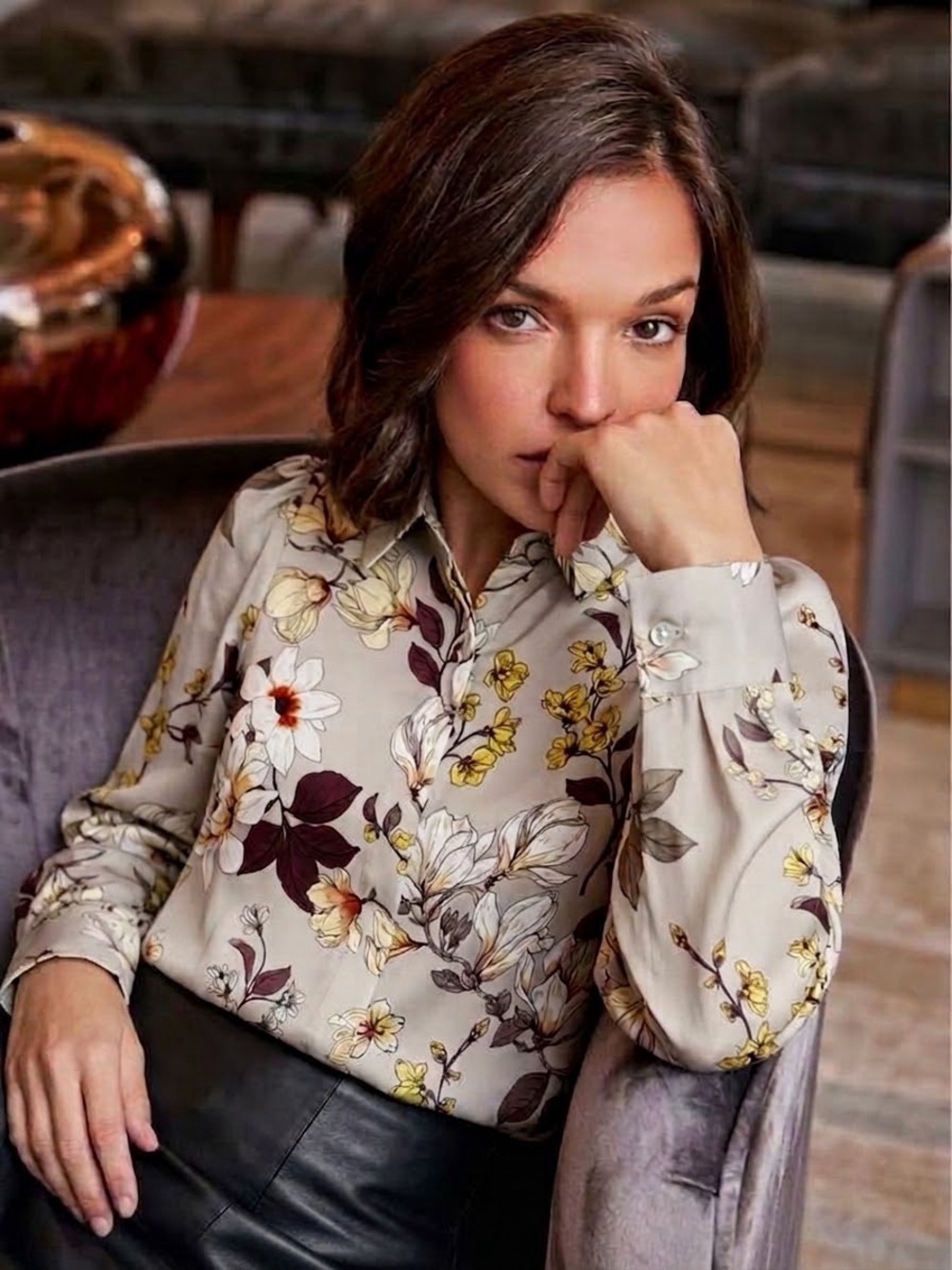 Amazing Blouse Light Gray Floral Print Button-Down
